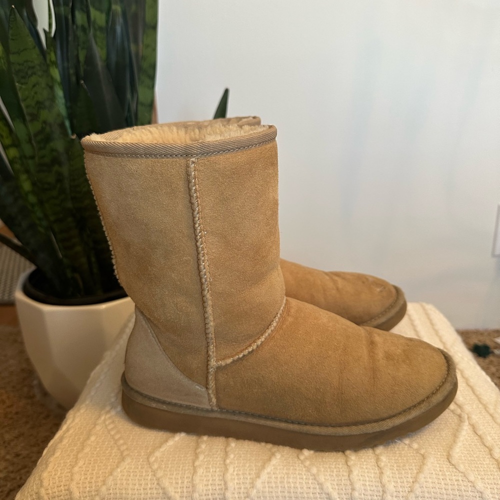 Size M7 tan Ugg boots. Blemished toe as noted. Well worn and much loved!!